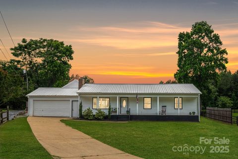 2054 Hickory Hills Drive sold home in Hickory Hills, Denver, NC