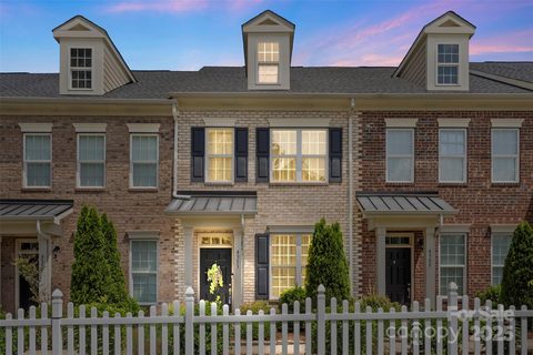 4313 Courtly Lane
