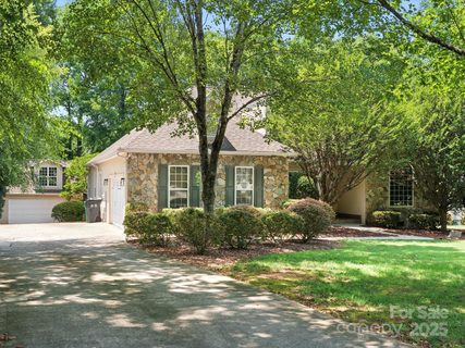 10300 Crestwood Drive sold home in Lake Providence Estates, Charlotte, NC
