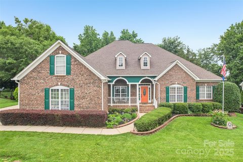 1575 Williamsburg Drive sold home in Stoneridge Lakes, Rock Hill, SC