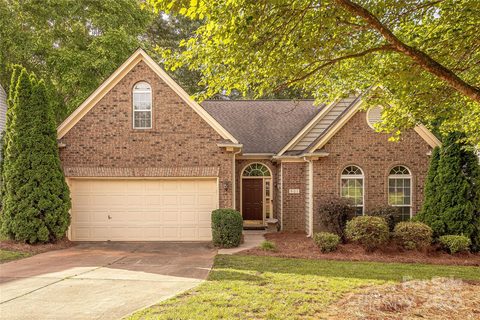 901 Clearbrook Road sold home in Matthews Estates, Matthews, NC