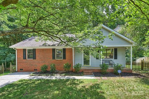 6115 Coltswood Court active home in Stonehaven, Charlotte, NC
