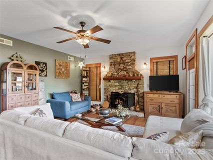 300 Creekside Way