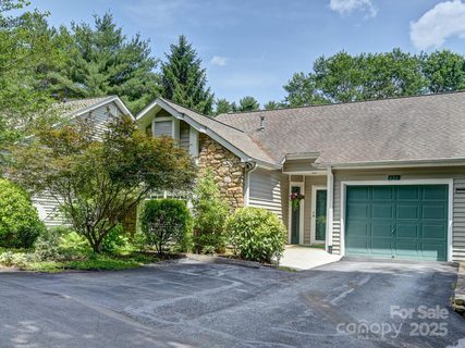 621 E Park Place sold townhome in Laurel Park Place, Hendersonville, NC