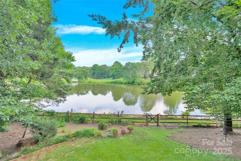 5015 Foxbriar Trail