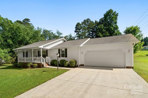 32 Meadow Drive sold home in Meadows Of Etowah, Horse Shoe, NC