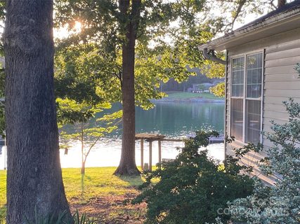 4927 Vagabond Lane sold home in Mobile Home Estates, Sherrills Ford, NC