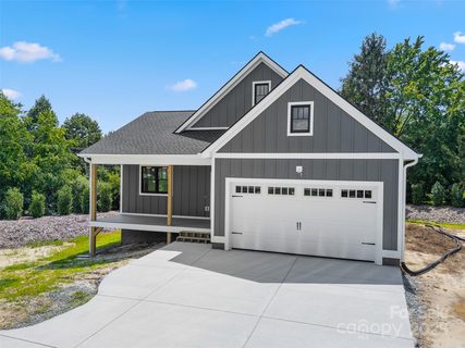 30 Olde Oak Court active home in Olde Oak, Hendersonville, NC