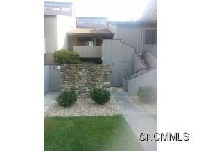6 Lakemoor Lane