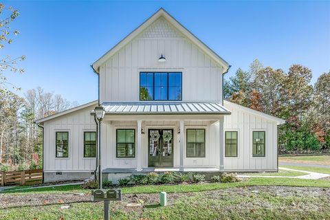 386 Lindsey Farm Drive sold home in Highland Lake, Flat Rock, NC