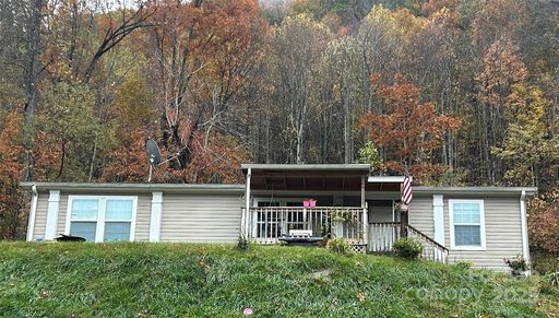 415 Rovingwood Drive active home in Village Crossing, Waynesville, NC