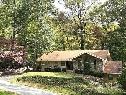 30 Brier Lane active home in Maggie Valley Country Club Est, Maggie Valley, NC