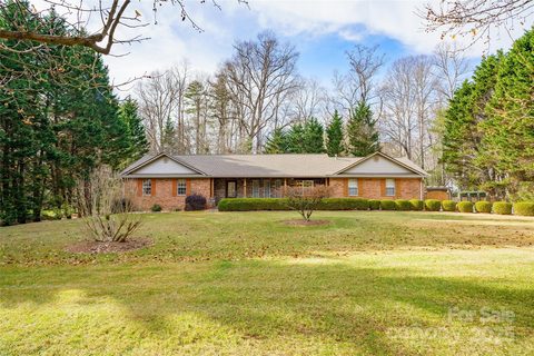 6 Hunters Lane sold home in Hunters Crossing, Hendersonville, NC