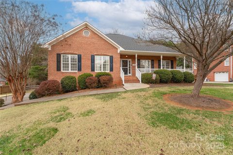 135 Suntree Drive sold home in Oak Valley, Advance, NC