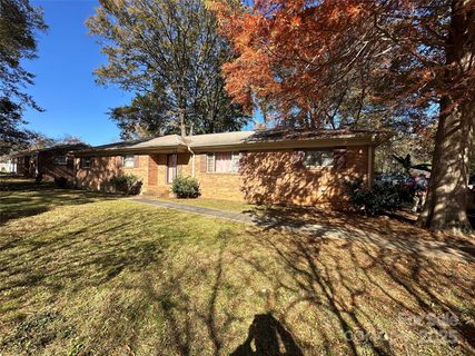 6547 Louglen Circle pending home in Glenbrook Acres, Charlotte, NC
