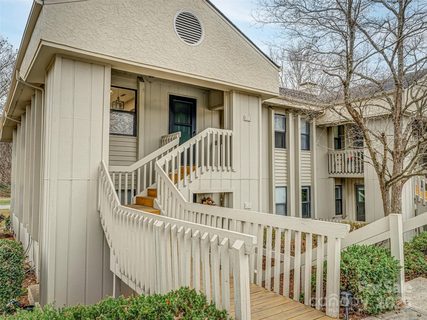 102 Abbey Circle pending home in Cloisters, Asheville, NC