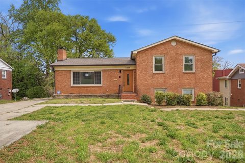 1424 Dean Street active home in Oaklawn Park, Charlotte, NC