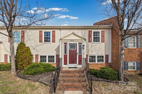 10927 Hunter Trail Lane sold home in Lexington Commons, Charlotte, NC