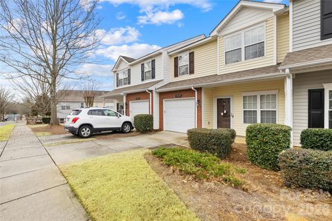 15558 Stronvar House Lane active home in Oakbrooke, Charlotte, NC