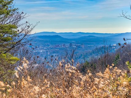 10 Villa Nova Drive active home in Ventana, Asheville, NC