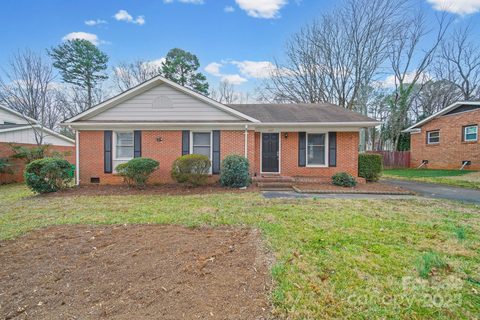 6907 Glenmoor Drive sold home in Forest Pawtuckett, Charlotte, NC