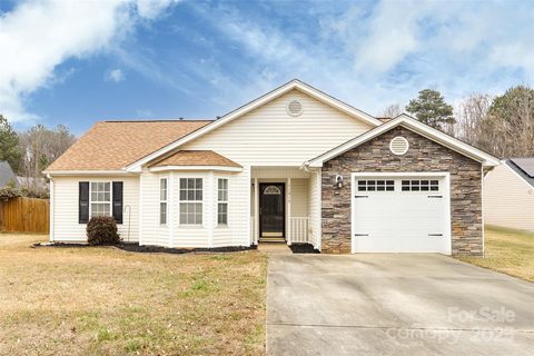 11015 Olde English Drive pending home in Fox Glen, Charlotte, NC