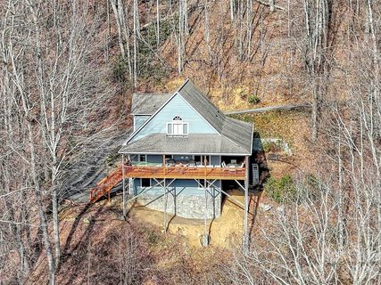 371 Falcon Ridge Drive active home in Falcon Ridge, Waynesville, NC