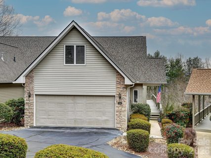 2208 E Cumming Woods Lane active townhome in Cummings Cove, Hendersonville, NC