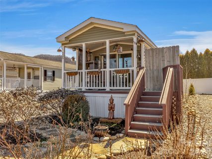 225 Pike Point active home in Dogwood Lakes, Waynesville, NC