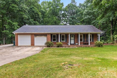 132 Lismark Drive pending home in Oakbrook, Mooresville, NC