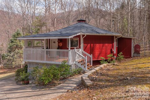 500 Apple Tree Court active home in Freedlander Estates, Waynesville, NC