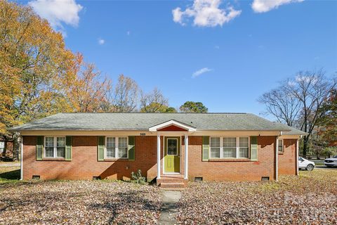 7459 Elwood Drive pending home in Fairfield Park, Charlotte, NC