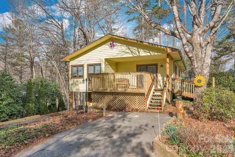 6 Ridgewood Lane active home in Linville Land Harbor, Newland, NC