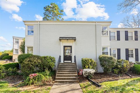 220 Wakefield Drive sold home in Selwyn Village, Charlotte, NC