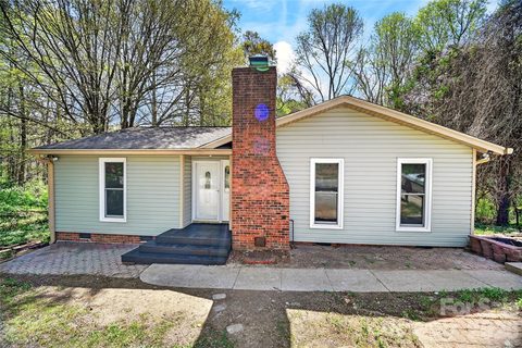 1919 Oak Hollow Road pending home in Northwood Acres, Gastonia, NC