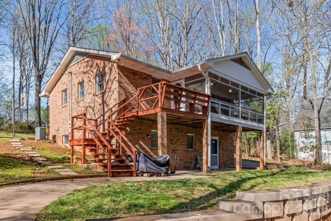 8032 Lakeview Drive