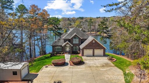 Homes in Lake Shore Estates, New London