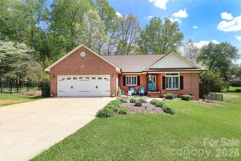 7982 King Arthurs Court sold home in Cameron Heights, Denver, NC