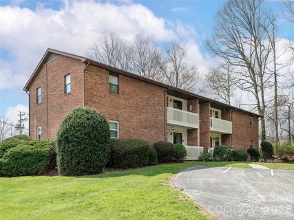 103 Oakwood Place active condo in Brookside Manor Condominiums, Hendersonville, NC