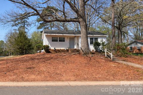 6836 Deanwood Place active home in Springfield, Charlotte, NC