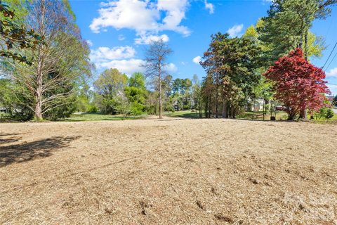 126 Aqua Drive active home in Lakeview Shores, Mooresville, NC