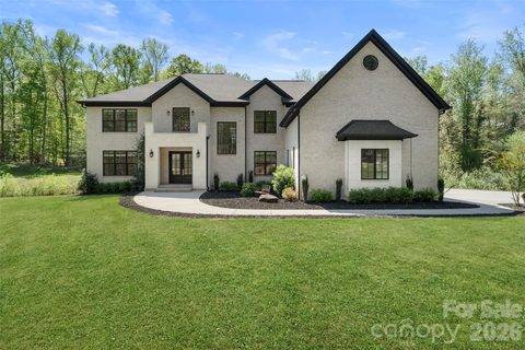 7021 Stirrup Court pending home in Providence Woods South, Weddington, NC