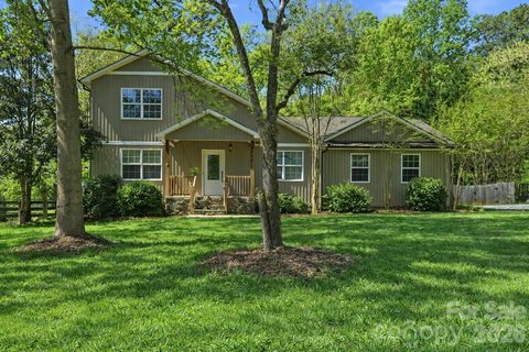 2036 Hickory Hills Drive pending home in Hickory Hills, Denver, NC