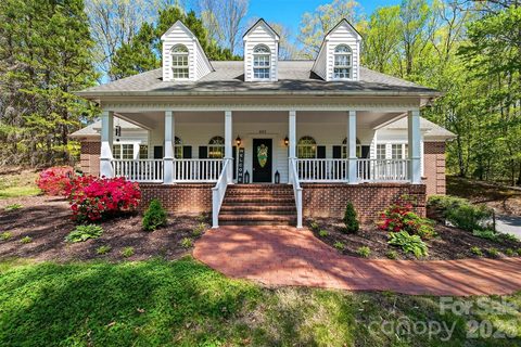 401 Stonecroft Drive pending home in Stonecroft Estates, Lenoir, NC