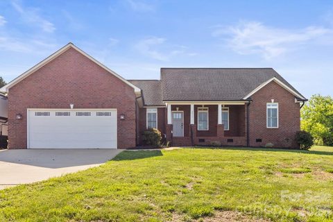 2411 Carriage Lane active home in Grandview Farms, Lincolnton, NC