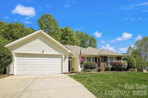 2127 Candlelight Woods Drive pending home in Fairfax Woods, Matthews, NC