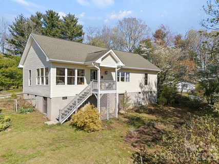 367 Crescent Street active home in Meadowview, Saluda, NC