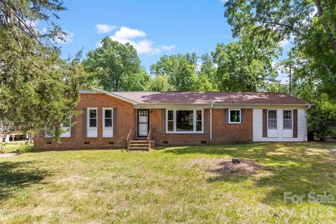 8315 Westbourne Drive pending home in Westbourne, Charlotte, NC