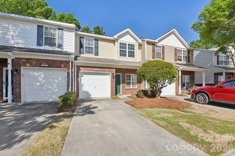 124 Clydesdale Court active home in Wendover At Curry Place, Matthews, NC