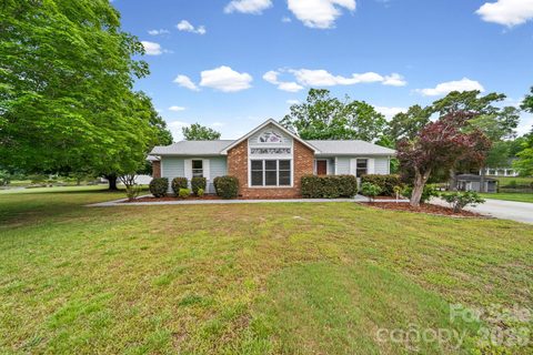 541 Harbor Road active home in Tranquil Bay, Norwood, NC